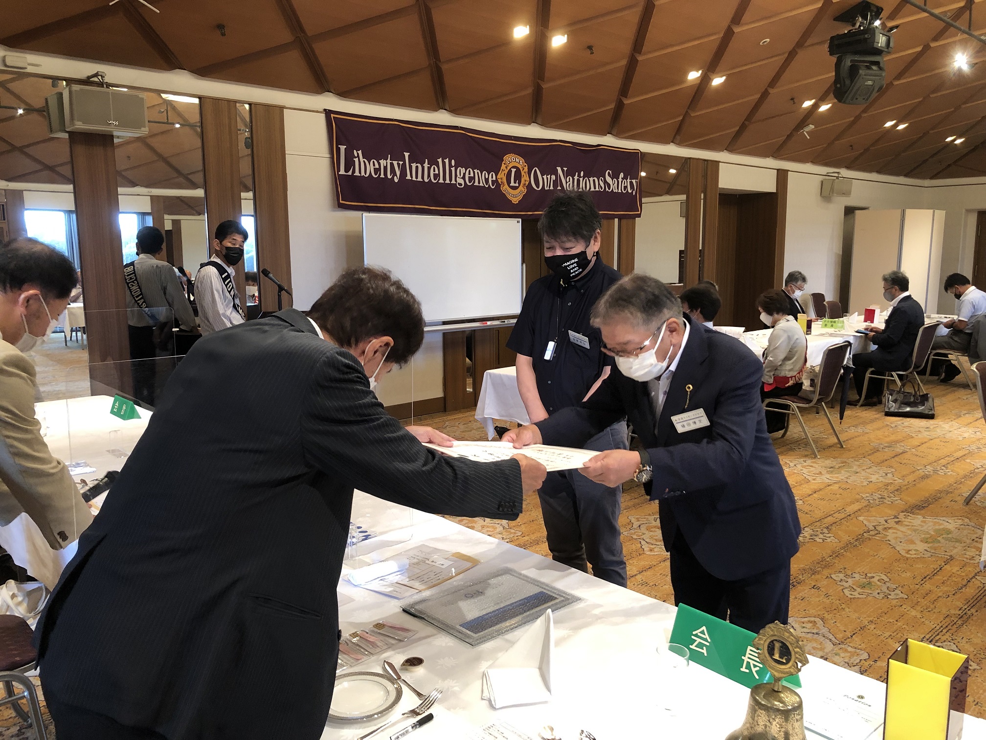 前会長（L.植田博文）へ感謝状贈呈の写真