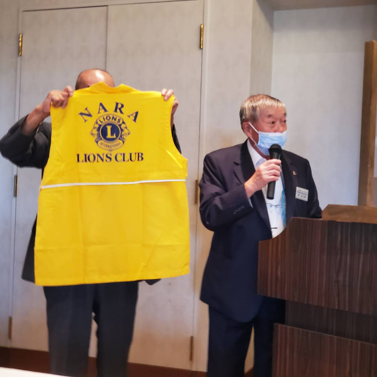 市民委員長L.森吉三郎 ベスト配布