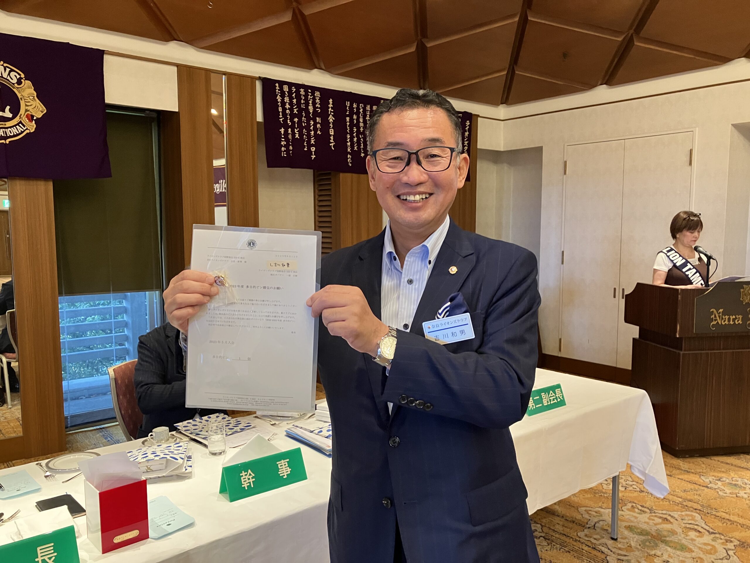 新入会員へ多目的ピンの贈呈